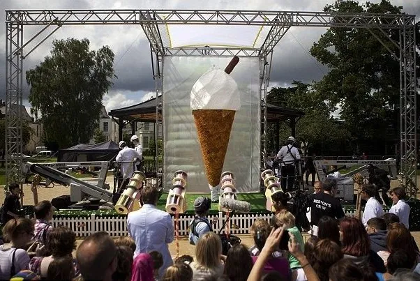 4 Es Krim Terbesar di Dunia, Ada yang Beratnya Tembus 1 Ton 5 es krim besar dari Inggris