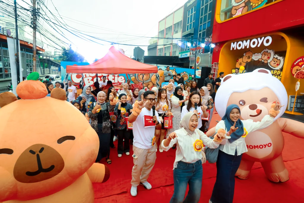 kemeriahan acara peluncuran menu baru MOMOYO x Capybara PIMOO, yang dimeriahkan oleh Willie Salim dan Vilmei, serta para inluencer lokal Indonesia.